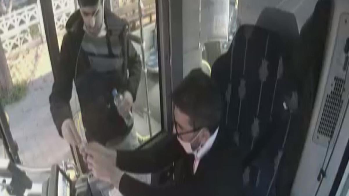 Halk otobüsü şoförü, iftar vaktinde yemeğini yolcusu ile paylaştı