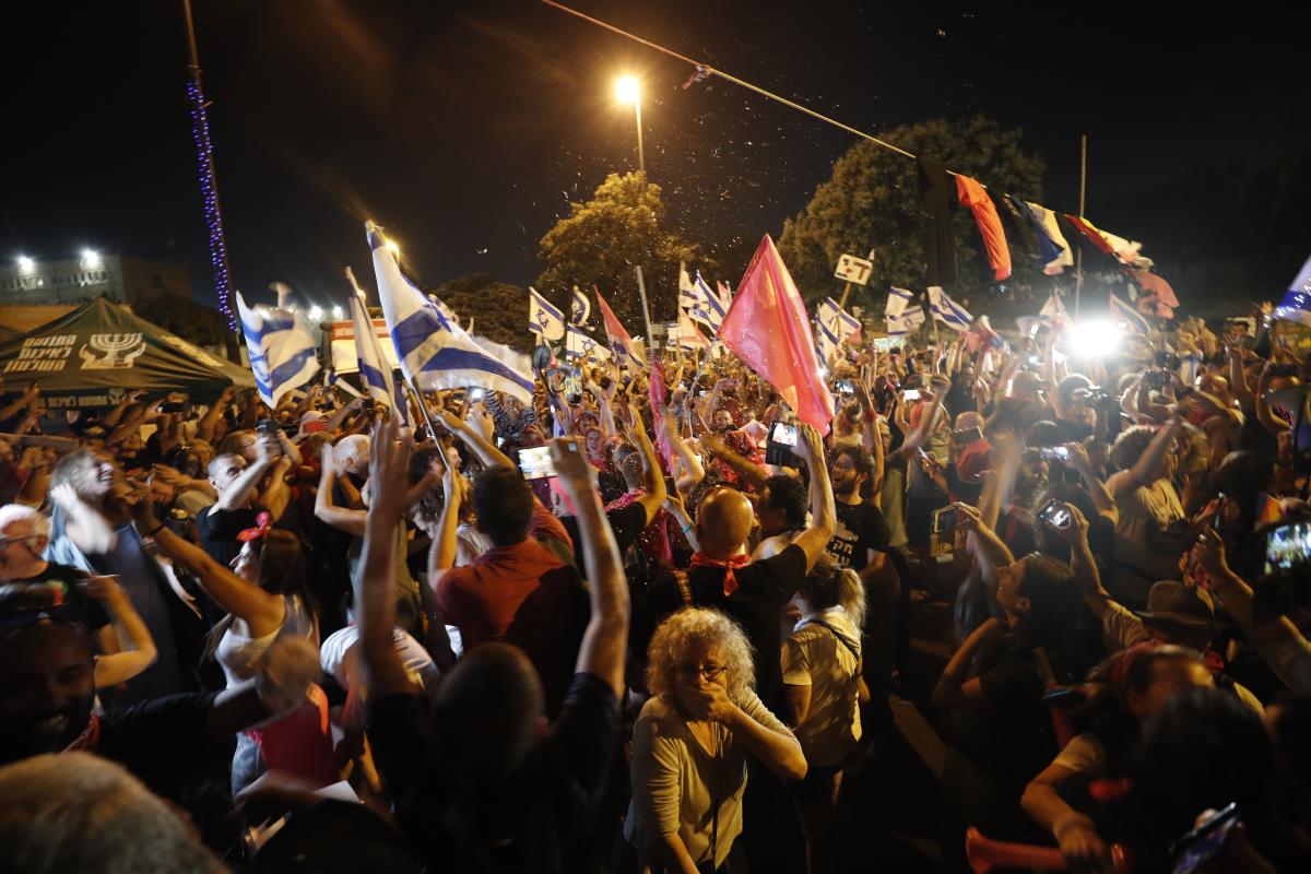 Netanyahu kaybetti, eline bayrağı alan kendini sokağa attı