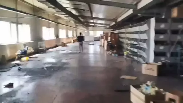 Çalışanları izne çıkaran patron kardeşler fabrikayı boşaltıp ortadan kayboldu