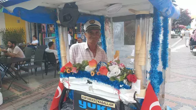 Bir mesleğin son temsilcisi! Yarım asırdır sokaklarda aynı ürünü satıyor