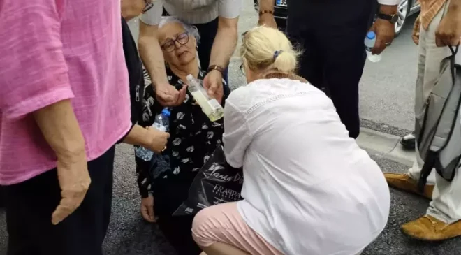 Tutuklu CHP’li başkanın annesi hastane önünde fenalık geçirdi