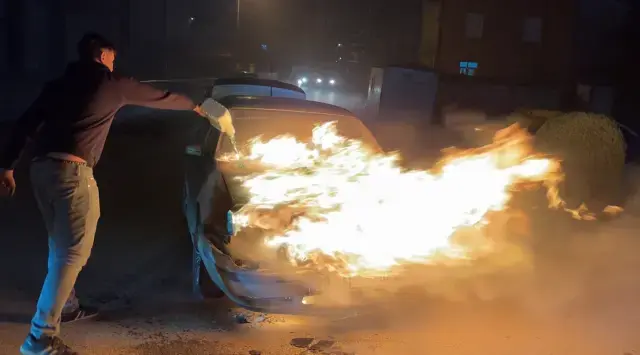 Alev alev yanan araca antifriz d&ouml;k&uuml;p s&ouml;nd&uuml;rmeye &ccedil;alıştı
