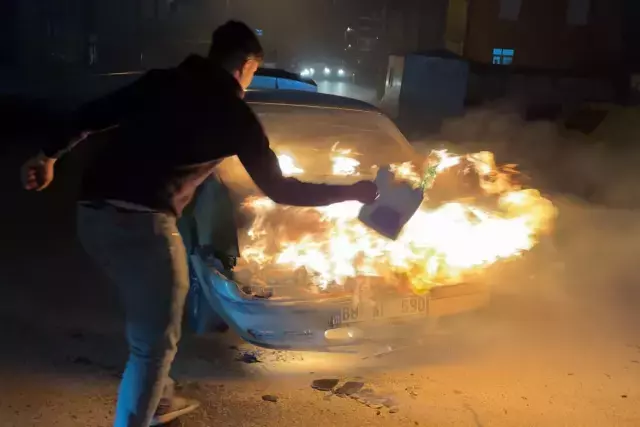 Alev alev yanan araca antifriz d&ouml;k&uuml;p s&ouml;nd&uuml;rmeye &ccedil;alıştı