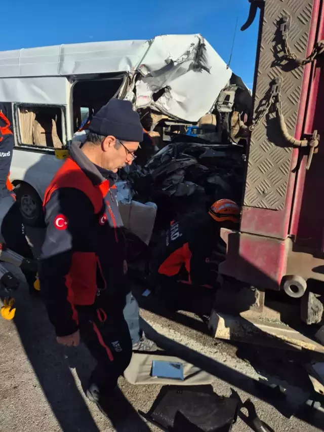 &Ouml;ğrenci servisi tıra arkadan &ccedil;arptı! &Ouml;l&uuml; ve yaralılar var