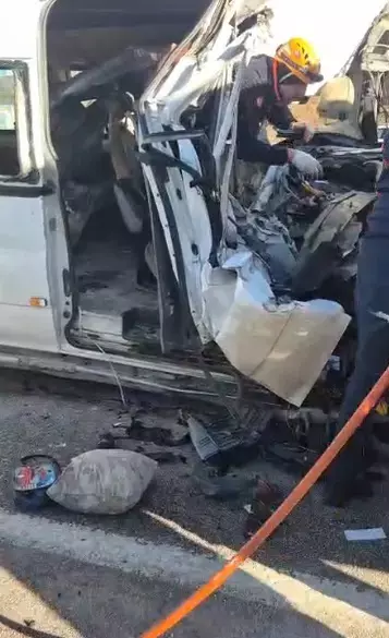 &Ouml;ğrenci servisi tıra arkadan &ccedil;arptı! &Ouml;l&uuml; ve yaralılar var