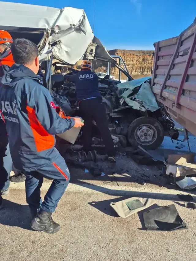 &Ouml;ğrenci servisi tıra arkadan &ccedil;arptı! &Ouml;l&uuml; ve yaralılar var